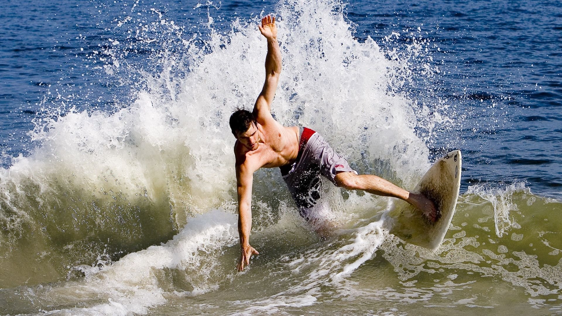 阿尔瓦雷斯爆发撕裂防线，摩洛哥战术纪律稳稳拿捏黄色潜水艇