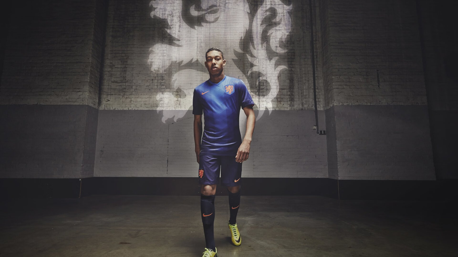 加克波,从罗马的掀翻者到英超的接管者,一位非典型荷兰前锋的逆袭之路